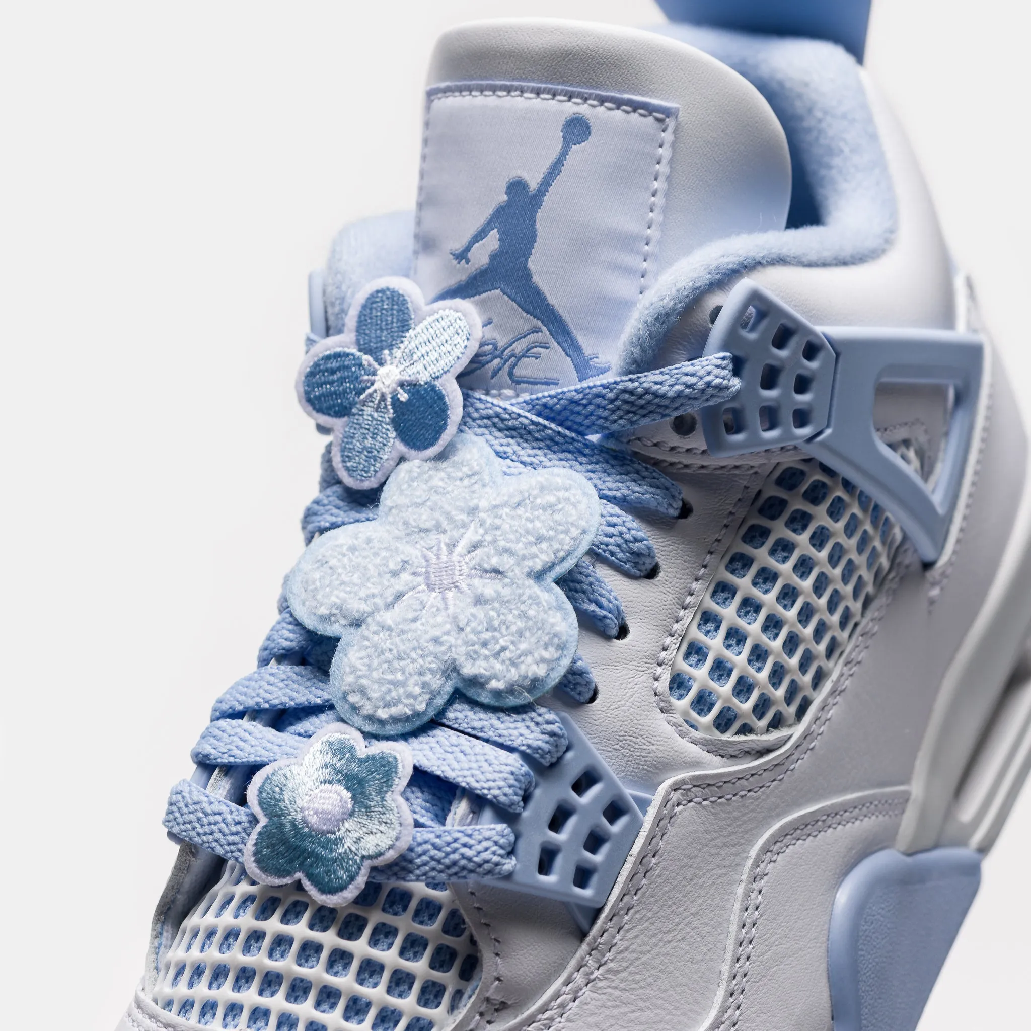 Air Jordan 4 Retro Sneaker in White/Aluminum/Blue Tint/ Oil Green