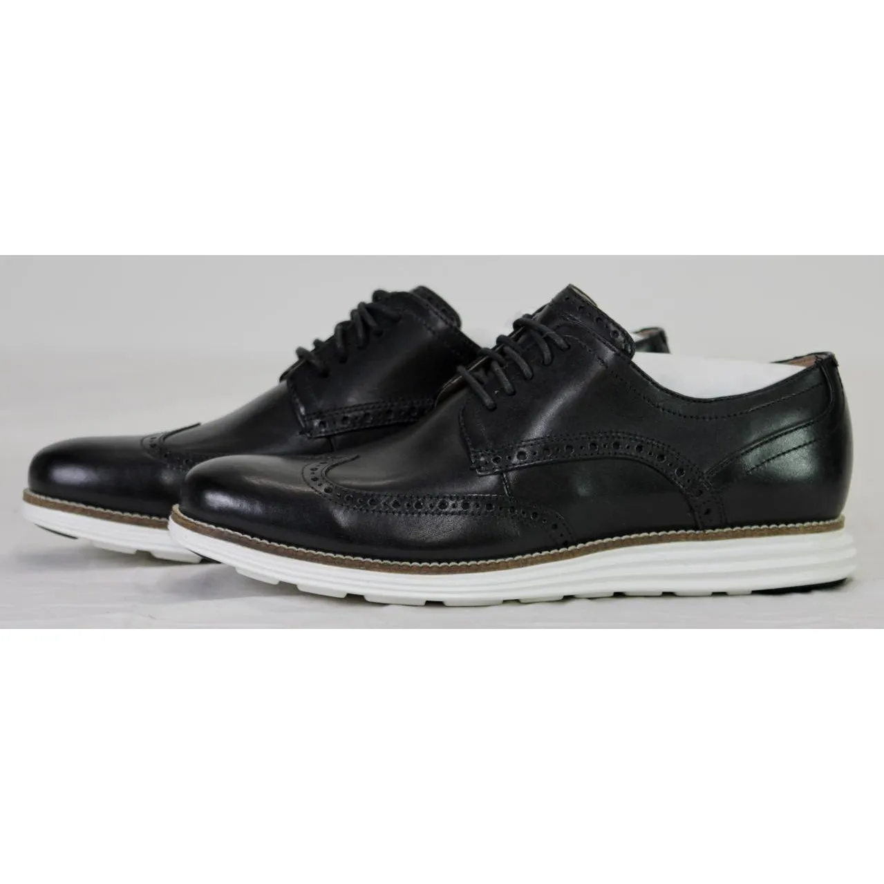 Cole Haan Original Men's Grand Shortwing Oxford shoe Size 9.5 Black/White