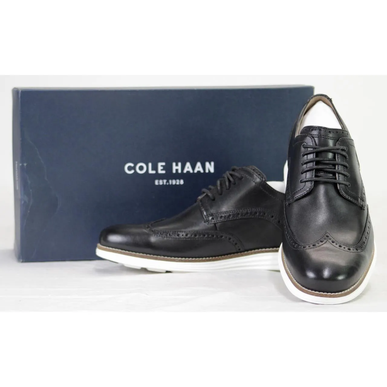 Cole Haan Original Men's Grand Shortwing Oxford shoe Size 9.5 Black/White