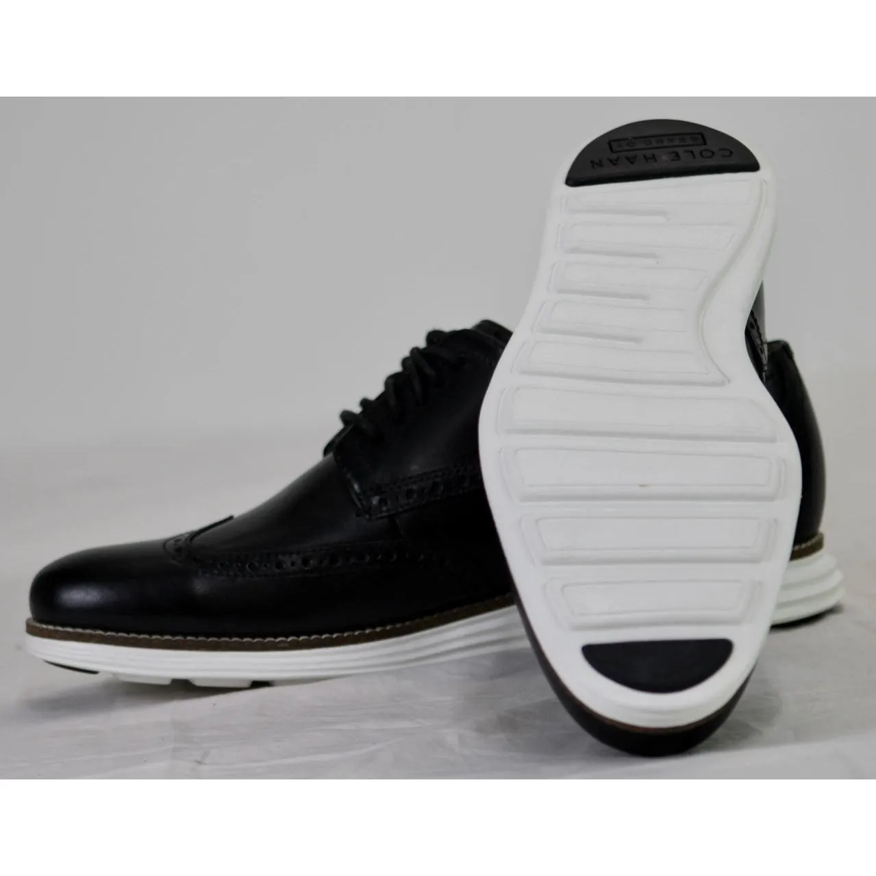 Cole Haan Original Men's Grand Shortwing Oxford shoe Size 9.5 Black/White
