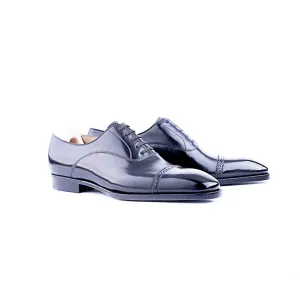 Oxford with brogueing and zig-zag on the straight toe cap and on tongue
