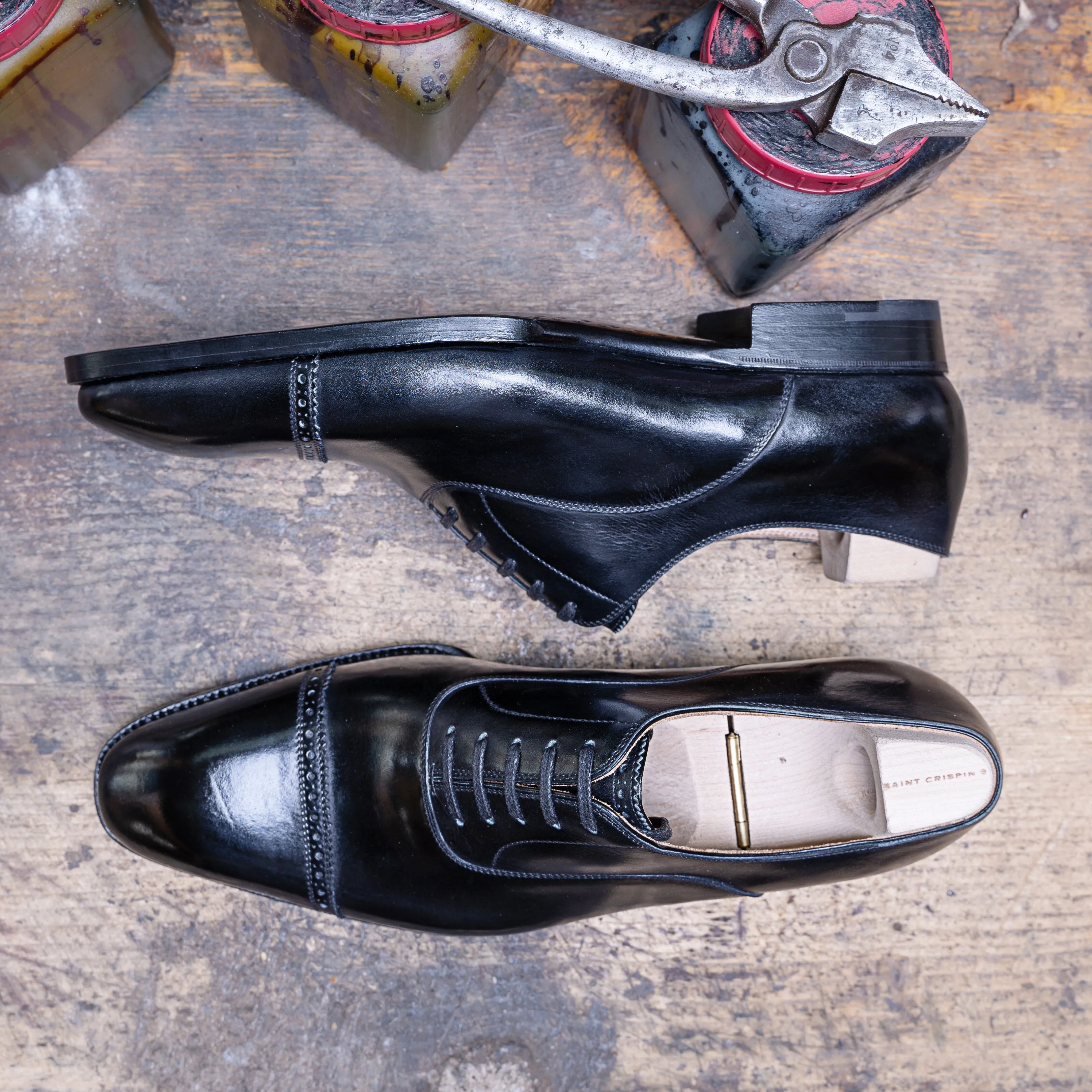 Oxford with brogueing and zig-zag on the straight toe cap and on tongue
