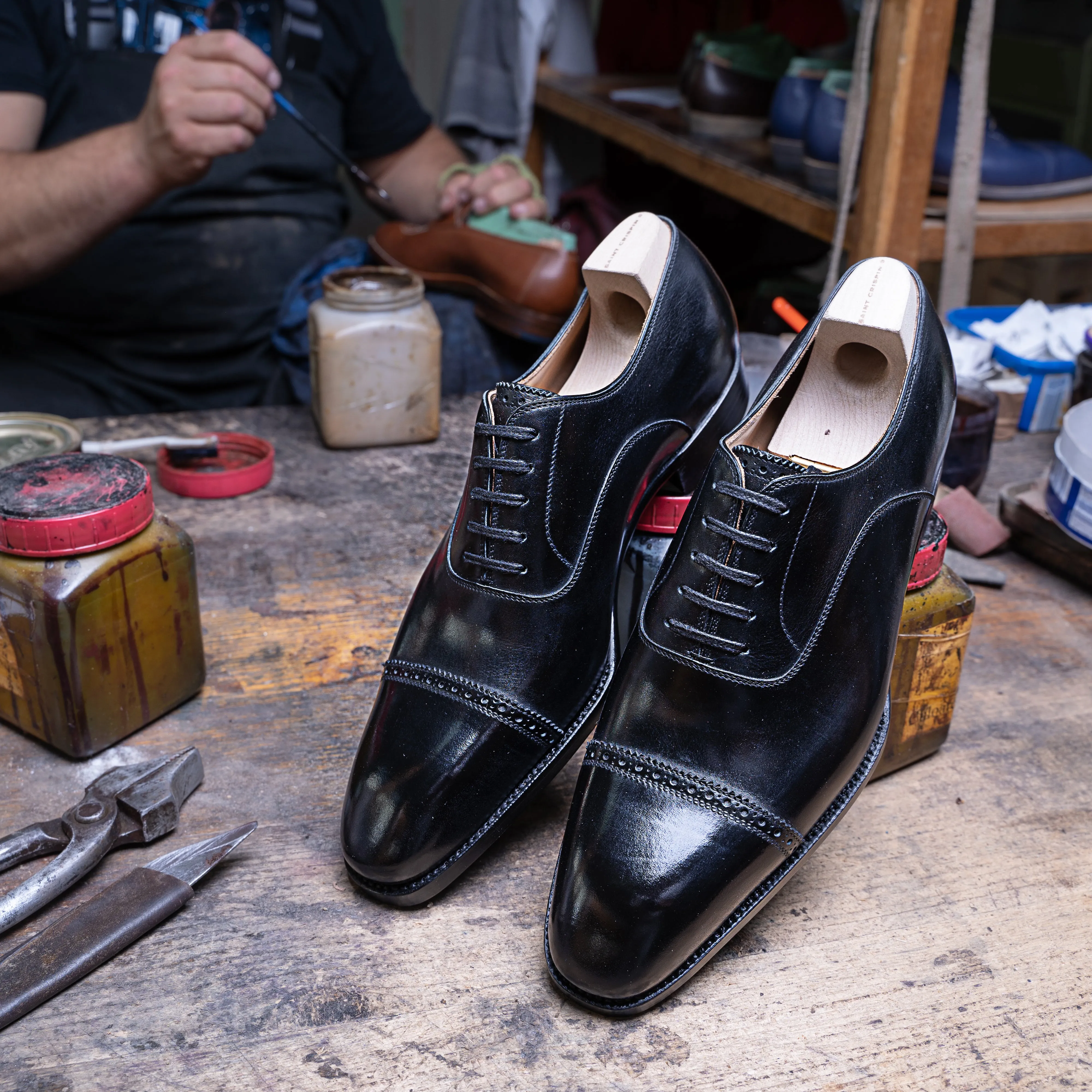 Oxford with brogueing and zig-zag on the straight toe cap and on tongue
