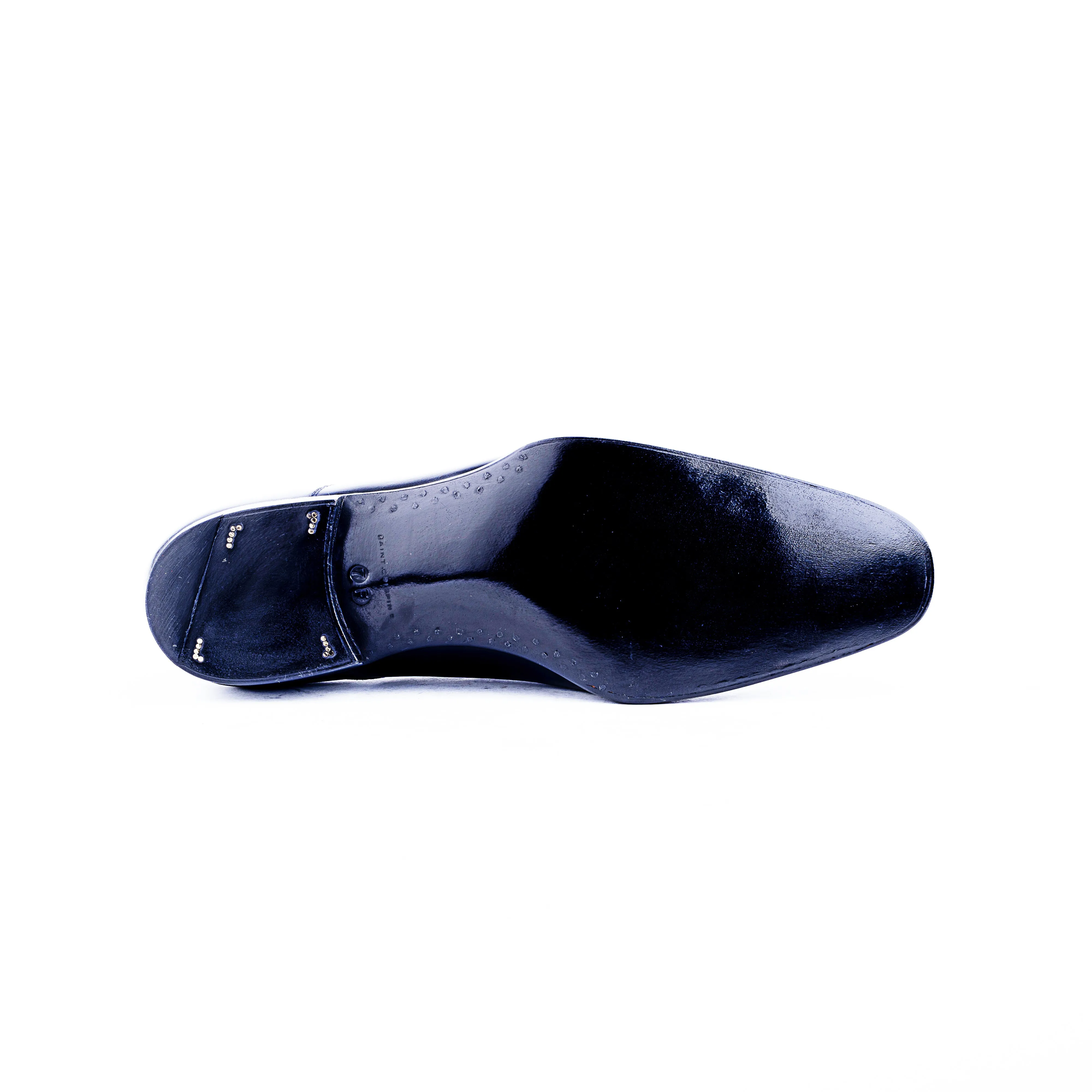 Oxford with brogueing and zig-zag on the straight toe cap and on tongue